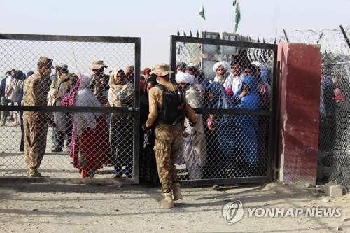 파키스탄 군인이 아프가니스탄으로 연결되는 차만 지역 국경 검문소 출입구를 통제하고 있다. [AFP=연합뉴스]