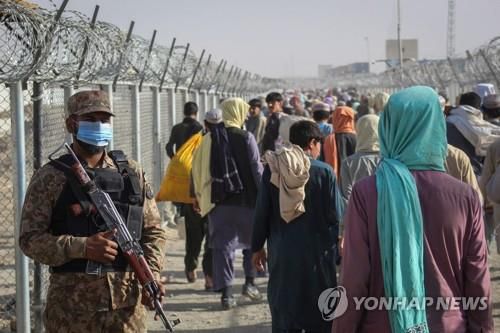 파키스탄 군인이 아프가니스탄으로 연결되는 차만 지역 국경 검문소 인근 철책에서 경계 근무하는 모습. [AFP=연합뉴스]