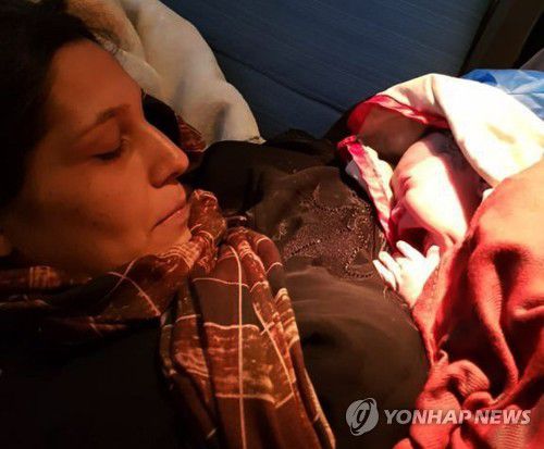 아프간을 탈출해 영국으로 향하는 비행기 안에서 출산한 소만 누리(26)와 태어난 딸 하바. [터키항공 제공/AP통신. 재판매 및 DB금지]