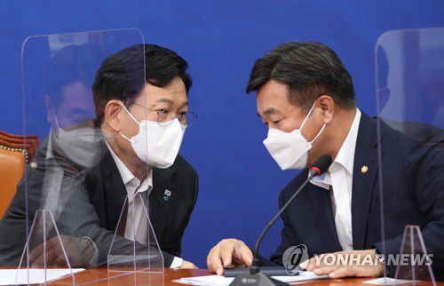 대화하는 민주당 송영길 대표와 윤호중 원내대표[연합뉴스 자료사진]