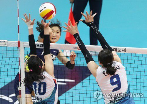 득점하는 정지윤(의정부=연합뉴스) 김병만 기자 =29일 경기도 의정부체육관에서 열린 프로배구 KOVO컵 여자부 결승 현대건설-GS칼텍스 경기에서 현대건설 정지윤이 득점하고 있다.     2021.8.29 kimb01@yna.co.kr