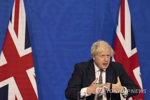 '아프간 사태 논의' G7 회의서 발언하는 영국 총리    (런던 신화=연합뉴스) 보리스 존슨 영국 총리가 24일(현지시간) 아프가니스탄 사태를 논의하기 위해 화상으로 열린 주요 7개국(G7) 긴급 정상회의에서 발언하고 있다. 존슨 총리는 회의 뒤 "G7은 공동 대피 방법뿐만 아니라 탈레반을 어떤 방식으로 상대할 것인지에 대한 로드맵에 합의했다"고 밝혔다.     sungok@yna.co.kr (끝)