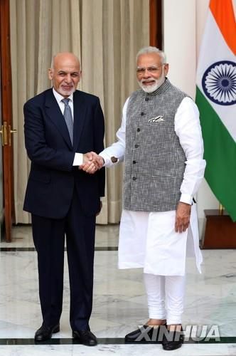 2017년 아프간 대통령 손잡은 모디 총리(오른쪽)[신화통신=연합뉴스]