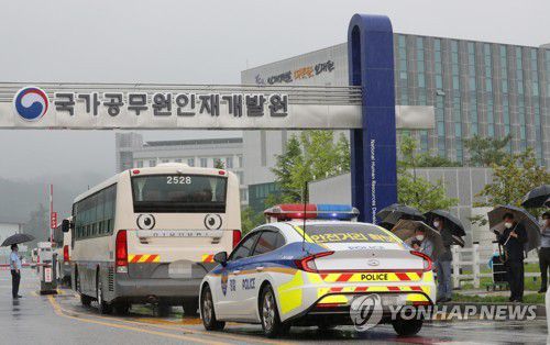 진천 인재개발원으로 들어가는 아프간인 태운 버스(진천=연합뉴스) 천경환 기자 = 27일 오후 아프가니스탄 현지에서 한국 정부 업무에 도움을 줬던 아프간인들을 태운 버스가 임시 수용시설인 충북 진천 국가공무원인재개발원으로 들어가고 있다. 2021.8.27 kw@yna.co.kr