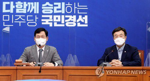 최고위 발언하는 송영길(서울=연합뉴스) 진성철 기자 = 더불어민주당 송영길 대표가 30일 서울 여의도 국회에서 열린 최고위원회의에서 발언하고 있다. 오른쪽은 윤호중 원내대표.    2021.8.30 zjin@yna.co.kr