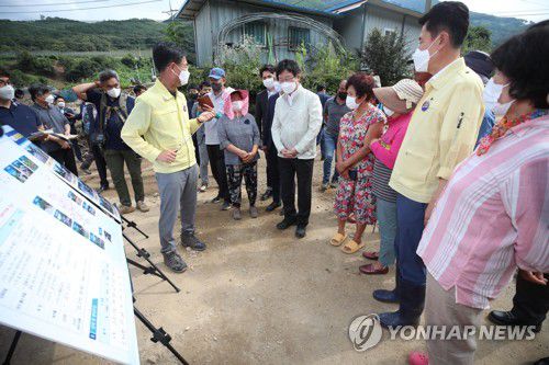 포항 수해 현장 찾은 유승민(포항=연합뉴스) 김현태 기자 = 국민의힘 대권주자인 유승민 전 의원이 30일 오후 경북 포항시 북구 죽장면 태풍에 의한 수해 현장을 찾아 피해 현황을 설명 듣고 있다. 2021.8.30 mtkht@yna.co.kr