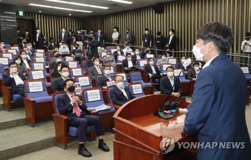 '언론중재법' 관련 발언하는 이준석(서울=연합뉴스) 진성철 기자 = 국민의힘 이준석 대표가 30일 서울 여의도 국회에서 열린 언론중재법 등 현안관련 긴급보고에서 발언하고 있다.   2021.8.30 zjin@yna.co.kr