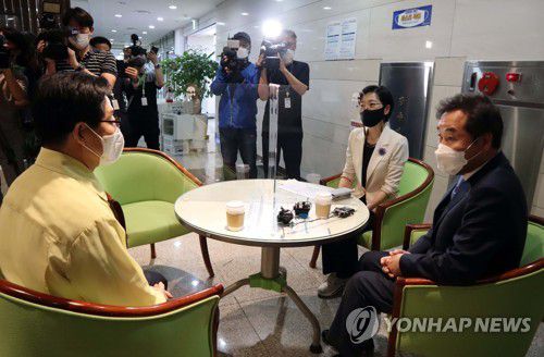 충남도청 방문한 이낙연(홍성=연합뉴스) 양영석 기자 = 이낙연 더불어민주당 대선 예비후보가 30일 충남도청을 방문해 양승조 지사와 인사를 나누고 있다. youngs@yna.co.kr