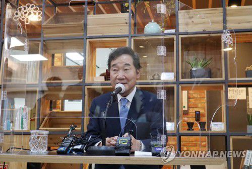 이낙연 "초대 총리는 충청권 인사"(홍성=연합뉴스) 양영석 기자 = 이낙연 더불어민주당 대선 예비후보가 30일 충남도청을 방문한 자리에서 "대통령에 당선되면 충청권 인사를 초대 총리로 삼겠다"고 말하고 있다. 2021.8.30 youngs@yna.co.kr