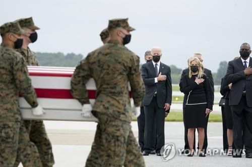 가슴에 손 얹고 아프간 전사자 운구 지켜보는 바이든 부부 [AP=연합뉴스]