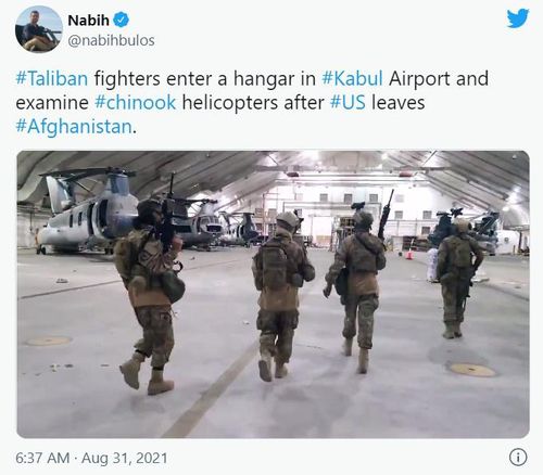 미군이 떠난 카불공항 격납고에서 버려진 항공기들을 점검하는 탈레반 조직원들[로스앤젤레스 타임스 기자 네이빈 불로스 트위터 캡처, DB 및 재판매 금지]