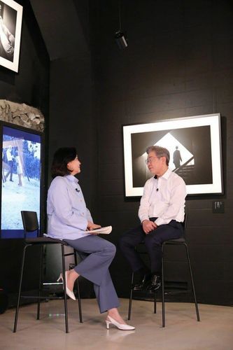 이재명 경기지사(오른쪽)와 박영선 전 중소벤처기업부 장관이 유튜브 대담 '선문명답'을 촬영하는 모습 [이재명 열린캠프 제공]