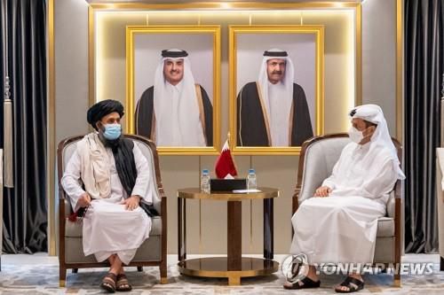 탈레반 지도자와 만난 카타르 외무장관(오른쪽)[AFP=연합뉴스 자료사진]