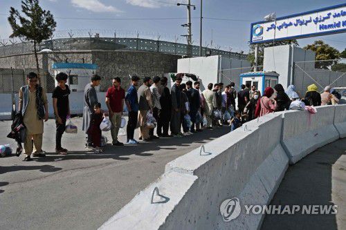 29일(현지시간) 카불 공항 정문에 줄지어 있는 아프간 민간인들[카불 AFP=연합뉴스]
