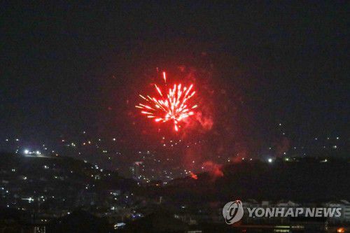 미군 아프간 철수 완료…카불 밤하늘의 발포(카불 AFP=연합뉴스) 31일(현지시간) 아프가니스탄 수도 카불 국제공항에서 마지막 미국 항공기가 이륙한 직후 밤하늘에 축포가 쏘아 올려졌다.