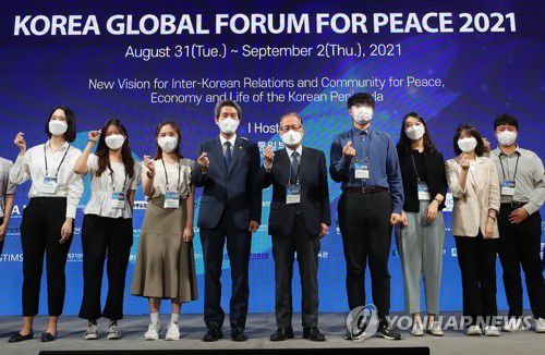 2021 한반도국제평화포럼 개회(서울=연합뉴스) 이정훈 기자 = 이인영 통일부 장관(왼쪽 네번째)과 정세현 민주평화통일자문회의 수석부의장(왼쪽 다섯번째)이 31일 오전 서울 영등포구 전경련회관에서 열린 2021 한반도국제평화포럼 개회식에서 참석자들과 기념촬영을 하고 있다. uwg806@yna.co.kr