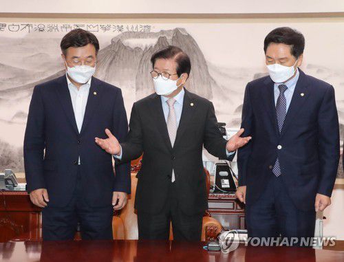 회동하는 여야 원내대표(서울=연합뉴스) 안정원 기자 = 더불어민주당 윤호중 원내대표(왼쪽)와 국민의힘 김기현 원내대표(오른쪽)가 31일 오전 서울 여의도 국회의장실에서 박병석 국회의장 주재로 회동하고 있다. 2021.8.31 jeong@yna.co.kr