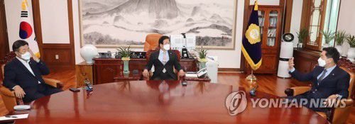 회동하는 여야 원내대표(서울=연합뉴스) 안정원 기자 = 더불어민주당 윤호중 원내대표(왼쪽)와 국민의힘 김기현 원내대표(오른쪽)가 언론중재법 등 현안 논의를 위해 31일 오전 서울 여의도 국회의장실에서 박병석 국회의장 주재로 회동하고 있다. jeong@yna.co.kr