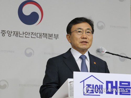 권덕철 장관 "극단적 집단행동 없이 대화와 소통으로 문제 해결 요청"(세종=연합뉴스) 김주형 기자 = 권덕철 보건복지부 장관이 31일 오전 세종시 정부세종청사에서 보건의료노조 총파업 예고와 관련해 대국민 담화문을 발표하고 있다.      보건의료노조는 정부가 공공의료 확충과 보건의료 인력 확대 등 요구사항을 수용하지 않을 경우 예정대로 다음 달 2일 총파업에 돌입하겠다는 방침이다. 2021.8.31 kjhpress@yna.co.kr