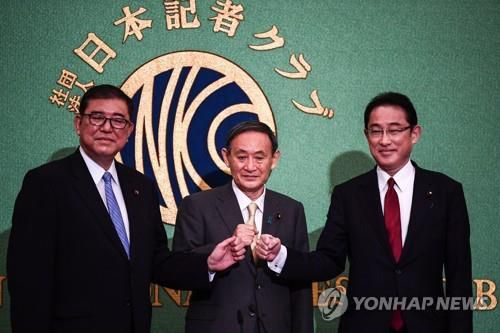 작년 9월 12일 일본기자클럽에서 열린 자민당 총재 선거 관련 토론회에서 이시바 시게루(왼쪽부터), 스가 요시히데, 기시다 후미오 후보가 포즈를 취하고 있다.