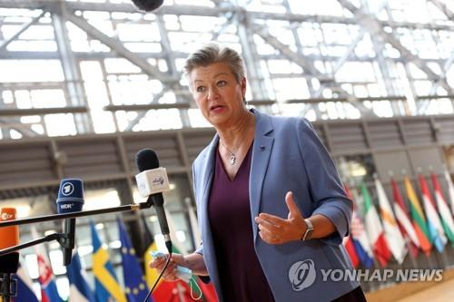 31일 벨기에 브뤼셀에서 열린 유럽연합(EU) 회원국 내무 장관 회의에 참석하기 위해 윌바 요한손 이주·망명 담당 EU 집행위원이 도착해 발언하고 있다. [AFP=연합뉴스]
