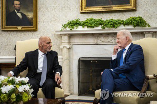 아슈라프 가니 아프가니스탄 대통령(왼쪽)과 조 바이든 미국 대통령(오른쪽). [UPI=연합뉴스 자료사진]