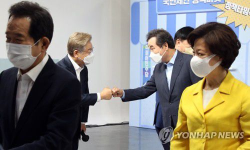 정책 라이브 커머스 마치고 인사하는 이재명과 이낙연(파주=연합뉴스) 하사헌 기자 = 더불어민주당 이재명 대선 경선 후보(왼쪽 두번째)와 이낙연 대선 경선 후보(왼쪽 세번째)가 12일 오후 경기도 파주시 한 스튜디오에서 열린 정책 라이브 커머스 '더민:정책마켓'을 마치고 주먹인사하고 있다.  2021.8.12 toadboy@yna.co.kr