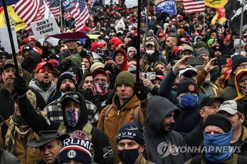 지난 1월 백인우월주의자들의 폭동으로 이어진 미국 연방 의사당 앞 시위[로이터=연합뉴스 자료사진]