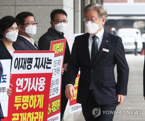 경기도의회 임시회 출석하는 이재명 경기도지사(수원=연합뉴스) 홍기원 기자 = 이재명 경기도지사가 지난달 31일 오전 경기도 수원시 경기도의회에서 열린 제354회 임시회 제1차 본회의에 출석하며 지사직 사퇴를 요구하는 피켓을 든 경기도의회 국민의힘 의원들 앞을 지나가고 있다. 2021.8.31 xanadu@yna.co.kr