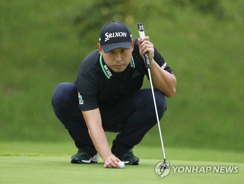 프로야구 투수 출신 윤석민의 '골프 실력'은?(서울=연합뉴스) 프로야구 선수 출신 윤석민이 2일 전남 나주 해피니스CC에서 열린 비즈플레이 전자신문 오픈 1라운드에서 9번 홀에서 퍼팅라인을 살피고 있다. 2021.9.2      [KPGA 제공. 재판매 및 DB 금지] photo@yna.co.kr