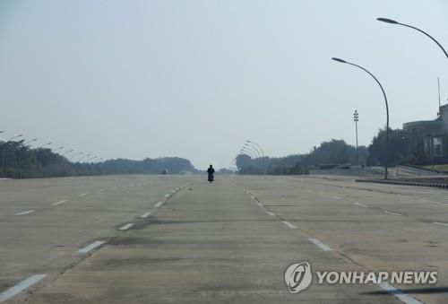 오토바이 한 대가 텅 빈 네피도의 20차선 도로를 달리는 모습. 2020.1.17[EPA=연합뉴스]