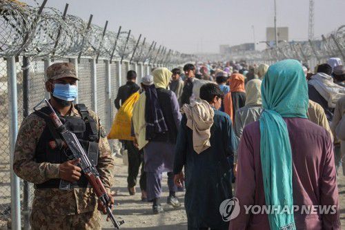 탈레반 피해 파키스탄 국경 넘는 아프간인들(차만 AFP=연합뉴스) 아프가니스탄과 국경을 맞댄 파키스탄 중부 차만에서 26일(현지시간) 탈레반을 피해 고국을 등진 아프간인들이 국경을 넘고 있다. 아프간 난민 300만 명을 이미 수용하고 있는 파키스탄은 재정적 부담 탓에 탈레반 재집권 후 난민의 추가 유입에 촉각을 곤두세우고 있다. sungok@yna.co.kr
