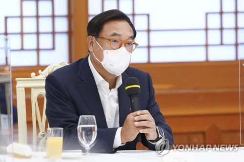 인사말 하는 정진석 국회부의장(서울=연합뉴스) 이진욱 기자 = 정진석 국회 부의장이 3일 청와대에서 열린 문재인 대통령과 국회의장단 및 상임위원장단 초청 오찬간담회에서 인사말을 하고 있다. 2021.9.3 cityboy@yna.co.kr