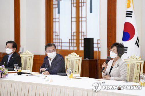 인사말 하는 김상희 국회부의장(서울=연합뉴스) 이진욱 기자 = 김상희 국회 부의장이 3일 청와대에서 열린 문재인 대통령과 국회의장단 및 상임위원장단 초청 오찬간담회에서 인사말을 하고 있다. 2021.9.3 cityboy@yna.co.kr