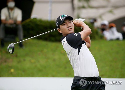 옥태훈, 드라이버 티샷(서울=연합뉴스) 5일 전남 나주 해피니스CC에서 열린 KPGA 코리안투어 비즈플레이 전자신문 오픈 마지막 라운드 1번홀에서 옥태훈이 드라이버 티샷을 하고 있다. 2021.9.5      [KPGA 제공. 재판매 및 DB 금지] photo@yna.co.kr