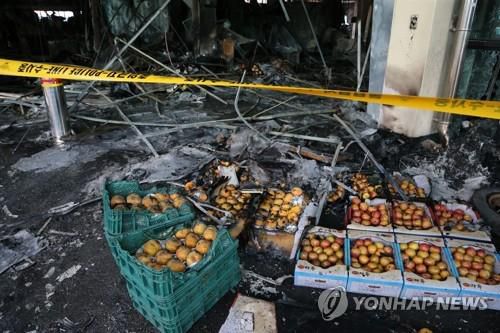 영덕시장 화재에 타다가 남은 과일[연합뉴스 자료사진]