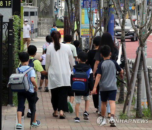 부산, 거리두기 3단계로… 모든 학교 전면 등교(부산=연합뉴스) 강덕철 기자 = 부산 지역 모든  유·초·중·고·특수학교의 전면등교가 시행된 6일 오전 부산 동래구 한 초등학교에 학생들이 등교하고 있다. 2021.9.6 kangdcc@yna.co.kr