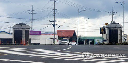 국가문화재 등록 예고된 제주 한국전쟁 유산(제주=연합뉴스) 한국전쟁의 역사성과 상징성을 지닌 '제주 육군 제1훈련소 정문' 2기가 국가등록문화재로 등록된다. 제주 육군 제1훈련소는 한국전쟁 당시 신병을 양성해 서울 재탈환 등 반격의 발판을 마련하기 위해 제주도 대정읍에 설립됐다. 각계각층의 의견 수렴과 문화재청 문화재위원회 심의를 거쳐 한 달 뒤 최종 등록될 예정이다. 2021.9.6 [제주도 제공, 재판매 및 DB 금지]