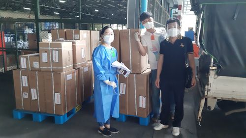 양곤 공항에서 외교행낭으로 들여온 산소발생기를 수령하고 있다. 2021. 7. 21. [양곤=이정호 통신원]