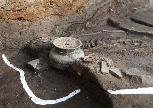 경주 월성에서 나온 성인 여성 인골과 토기[국립경주문화재연구소 제공. 재판매 및 DB 금지]