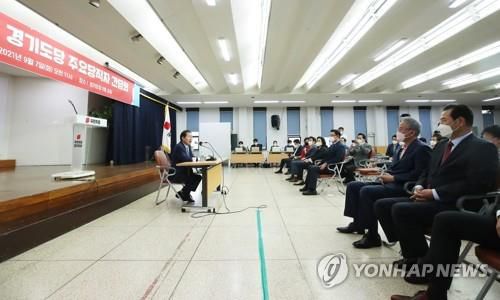 인사말 하는 홍준표인사말 하는 홍준표     (수원=연합뉴스) 홍기원 기자 = 국민의힘 대권주자인 홍준표 의원이 7일 오전 경기도 수원시 국민의힘 경기도당에서 열린 경기도당 주요 당직자 간담회에서 인사말을 하고 있다. 2021.9.7     xanadu@yna.co.kr (끝)