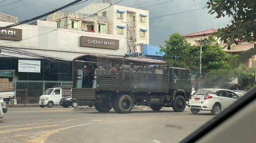 양곤 시내에서 군인들을 태우고 가는 군용트럭. 2021.9.7[SNS 캡처. 재판매 및 DB 금지]