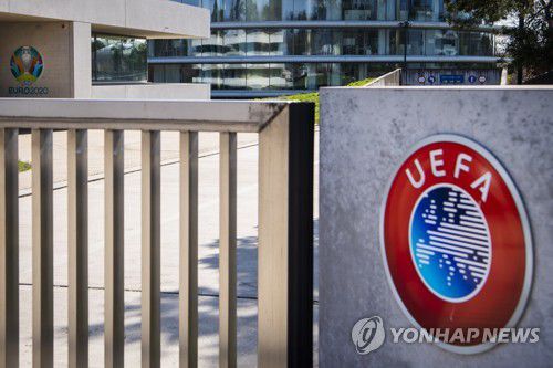 스위스 니옹에 있는 유럽축구연맹 본부의 UEFA 로고.[EPA=연합뉴스 자료사진]