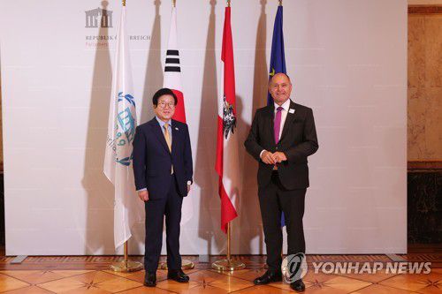기념촬영하는 박병석 의장과 오스트리아 하원의장(빈=연합뉴스) 이동환 기자 = 박병석 국회의장이 6일(현지시간) 오스트리아 빈 의회도서관에서 볼프강 소보트카 오스트리아 하원의장과 기념촬영하고 있다.  2021.9.7 [국회제공. 재판매 및 DB금지] dhlee@yna.co.kr