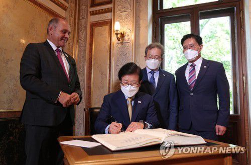방명록 작성하는 박병석 의장(빈=연합뉴스) 이동환 기자 = 박병석 국회의장이 6일(현지시간) 오스트리아 빈 의회도서관에서 열린 볼프강 소보트카 오스트리아 하원의장과의 회담에서 방명록을 작성하고 있다. 왼쪽부터 소보트카 의장, 박의장, 더불어민주당 송기헌, 국민의힘 송석준 의원.  2021.9.7 [국회제공. 재판매 및 DB금지] dhlee@yna.co.kr