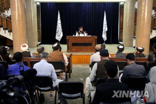 탈레반 대변인이 7일 카불에서 열린 기자회견에서 임시정부 구성을 발표하고 있다. [신화=연합뉴스]