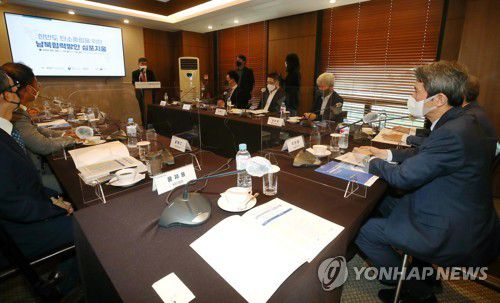 '한반도 탄소중립 심포지엄' 참석한 이인영 장관(서울=연합뉴스) 이재희 기자 = 8일 오후 서울 중구 프레스센터에서 열린 '한반도 탄소중립 심포지엄'에 이인영 통일부 장관(오른쪽)이 윤제용 한국환경연구원장의 인사말을 듣고 있다. scape@yna.co.kr