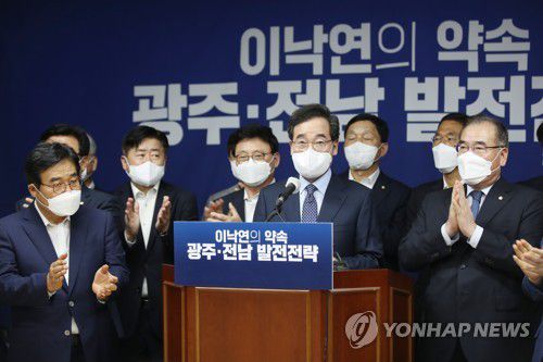 분위기 반전 노리는 이낙연(광주=연합뉴스) 천정인 기자 = 더불어민주당 대권주자인 이낙연 전 대표가 8일 광주시의회 시민소통실에서 광주·전남 발전전략을 발표하고 있다. 이 전 대표는 이 자리에서 의원직 사퇴를 선언했다. iny@yna.co.kr