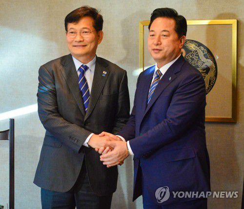 만찬 회동하는 민주당 송영길 대표와 김두관 대선 경선 후보(서울=연합뉴스) 안정원 기자 = 더불어민주당 송영길 대표와 김두관 대선 경선 후보가 8일 오후 서울 여의도 한 식당에서 만찬 회동을 하고 있다. 2021.9.8 [민주당 제공. 재판매 및 DB금지] jeong@yna.co.kr