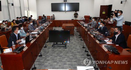 언론중재법 여야협의체 회의(서울=연합뉴스) 하사헌 기자 = 9일 국회 제5회의장에서 언론중재 및 피해구제 등에 관한 법률(언론중재법)' 개정안 여야 협의체 회의가 열리고 있다. 왼쪽부터 시계방향 국민의힘 최형두, 전주혜 의원, 문재완 한국외국어대 법학전문대학원 교수, 송현주 한림대 미디어스쿨 교수, 김필성 변호사, 더불어민주당 김용민, 김종민 의원. 신희석 연세대 법학연구원 박사는 참석하지 않았다. 2021.9.9 [국회사진기자단] toadboy@yna.co.kr